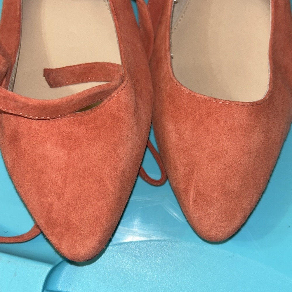 VINCE CAMUTO
Model Bevian
Retail $99.95 + tax
Orange color
Suede Pointed Toes - Picture 4 of 6
